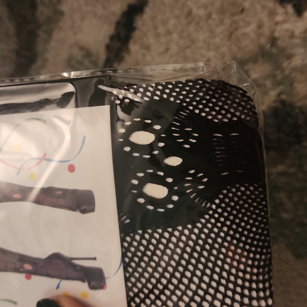 Skull Fishnet Stockings - Picture 4 of 4